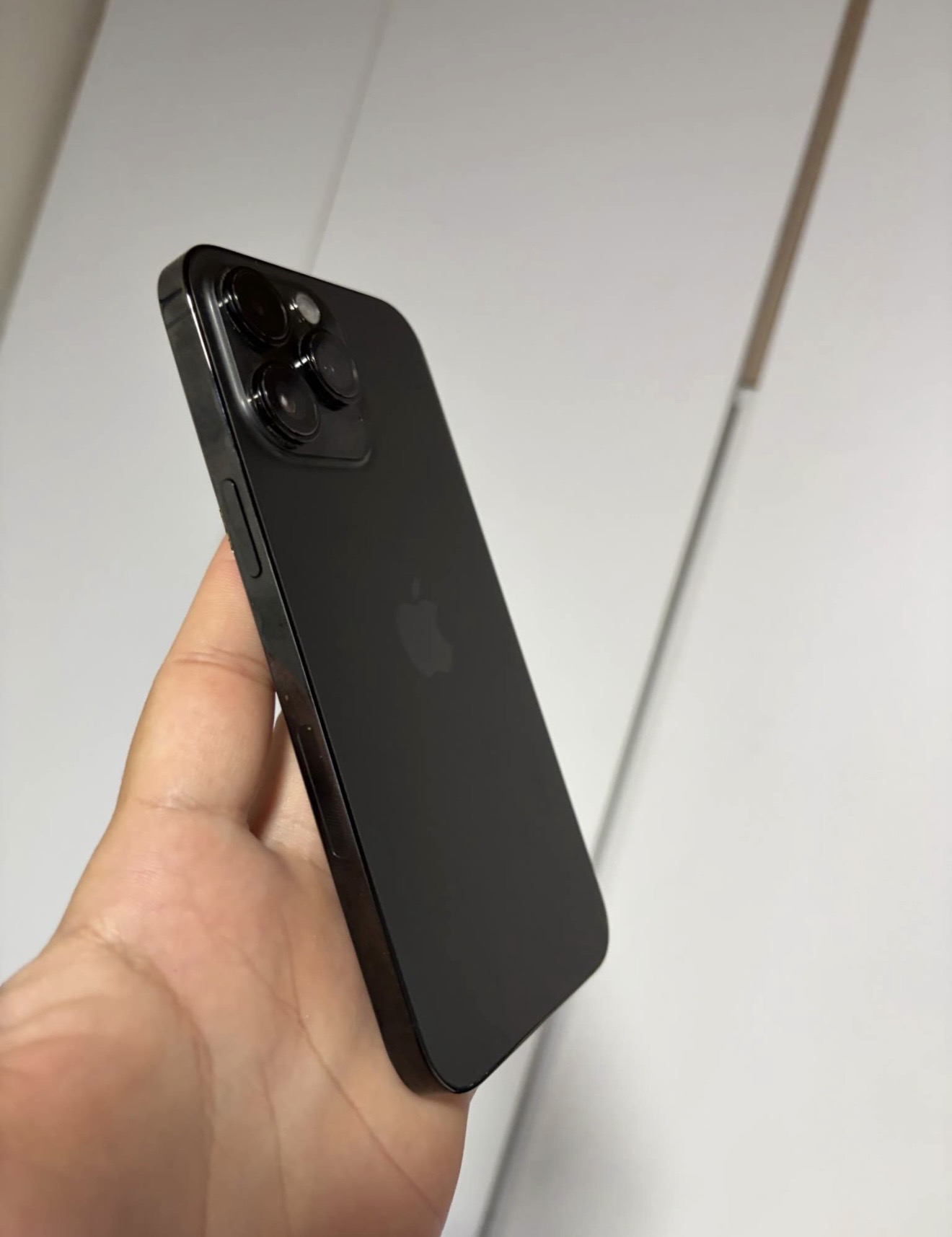 Parte trasera del iPhone negro ofrecido por Nuvora Mobile